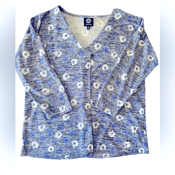 {Bobeau} Light Blue and White Patterned 3/4 Sleeves V-neck Top Size Small. - Picture 1 of 7